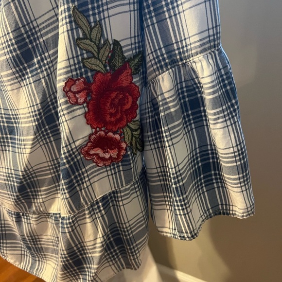 Celebrity Pink off shoulder with embroidered flower - Picture 6 of 9